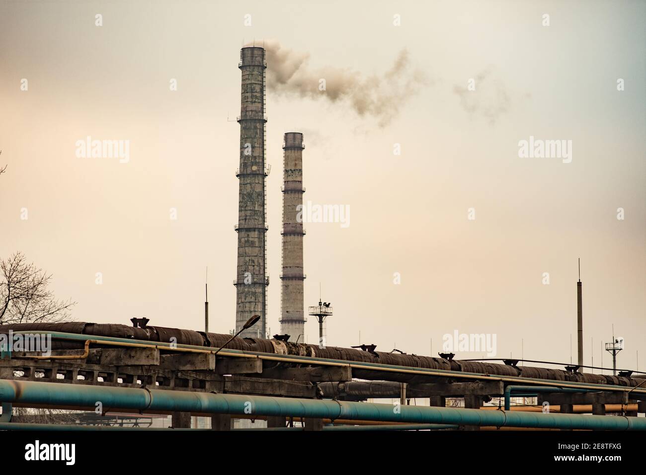 Rauchemissionen aus zwei Rohren eines Industrieunternehmens. Umweltverschmutzung. Stockfoto