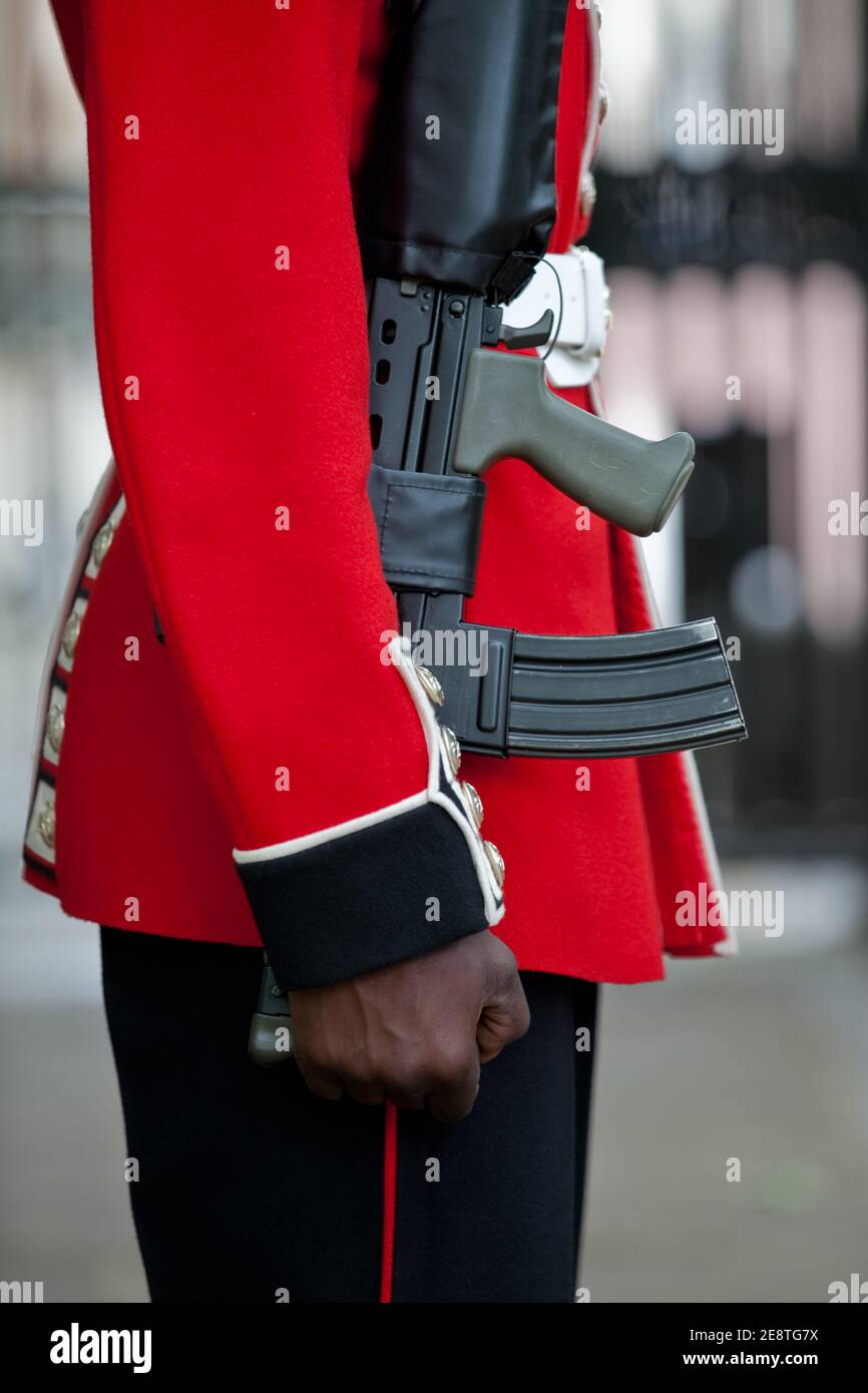 Britische zeremonielle Wachmänner mit roten Tuniken und Bärenfell-Hüten, die während der jährlichen Trooping of the Colour Ceremony zum Geburtstag der Königin vorführen. Stockfoto