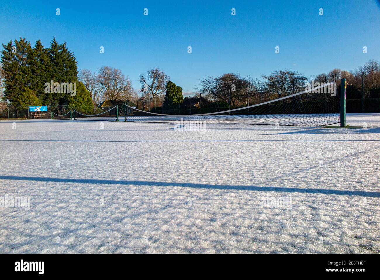 Schneebedeckte Tennisplätze im Winter Stockfoto