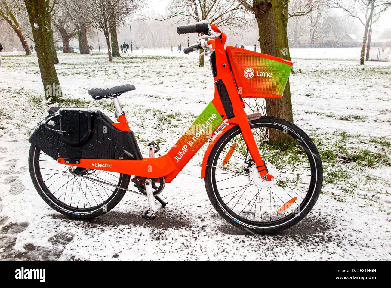 Ein JJMP Elektro-Leihrad in einem Londoner Park in Der Schnee Stockfoto