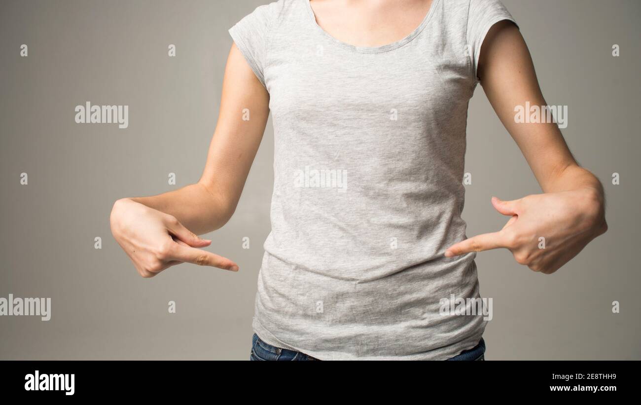 Junge schöne Frau hält ihren Bauch. Bauchschmerzen Stockfoto