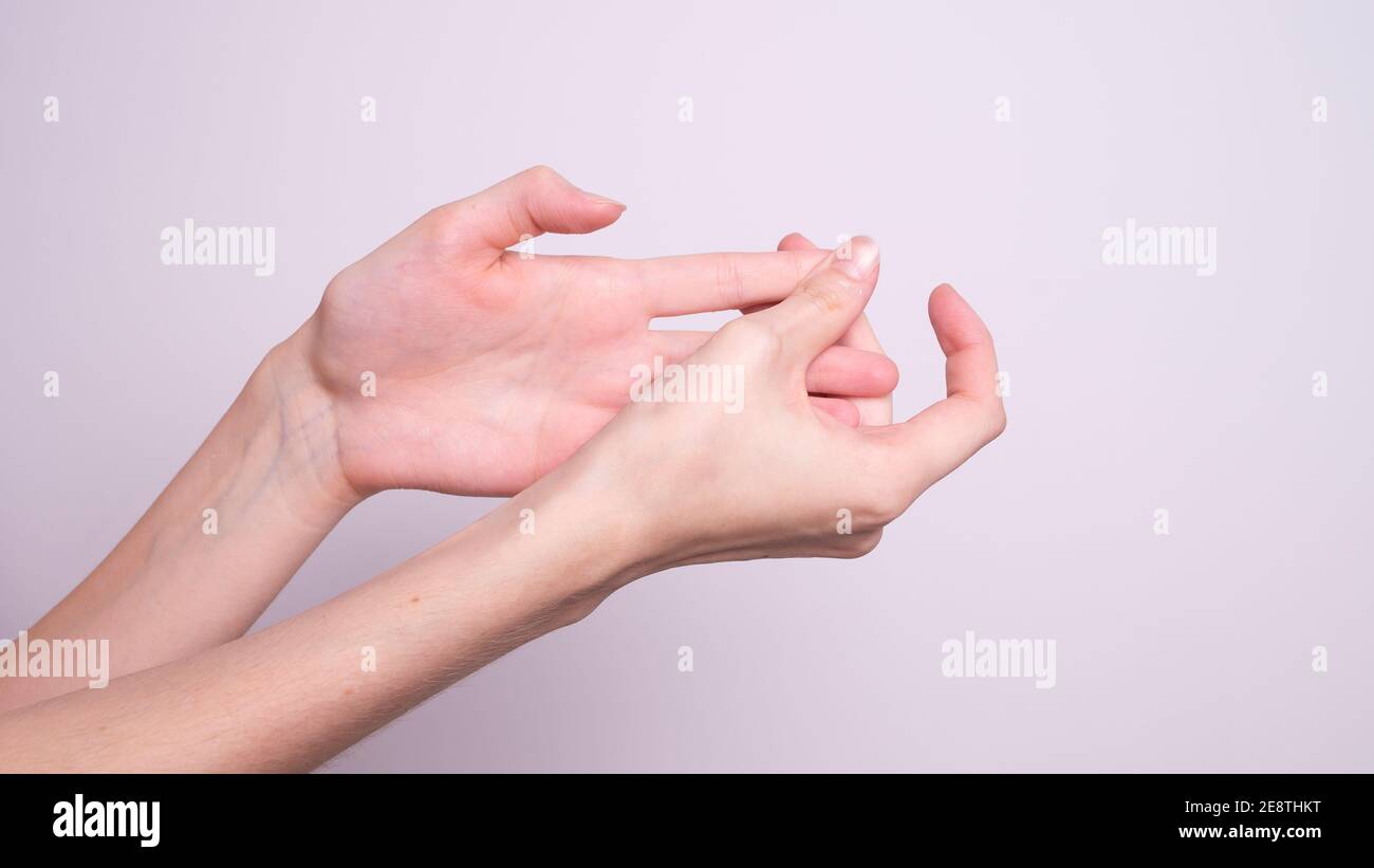 Symptome der Parkinson-Krankheit. Nahaufnahme von Zittern (zitternden) Händen von Frauen mittleren Alters, die an Parkinson erkrankt sind. Psychische Gesundheit und neurologische Stockfoto