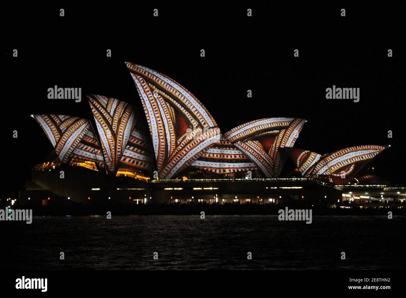 SYDNEY, AUSTRALIEN - 11. Jun 2016: Sydney Opera House bei Nacht mit Aborigines-Kunstprojektion darauf beim Vivid Festival 2016. Stockfoto