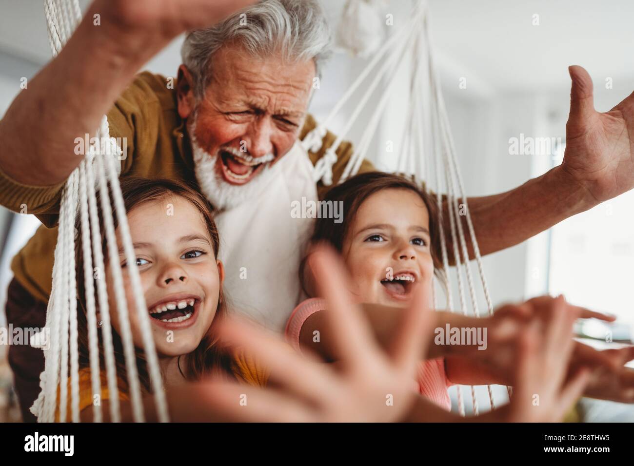 Familie, Generation Liebe und Menschen Konzept. Glückliche Großeltern Spaß mit Kindern zu Hause Stockfoto