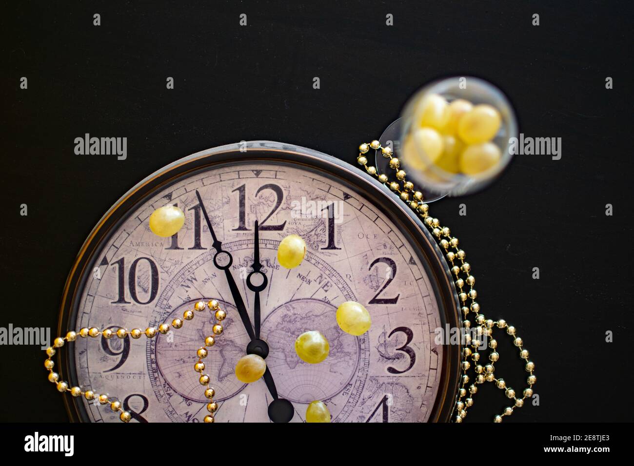 Vorbereitung auf die spanische Tradition des Verzehrs von zwölf Trauben Während der letzten zwölf Sekunden des alten Jahres Stockfoto