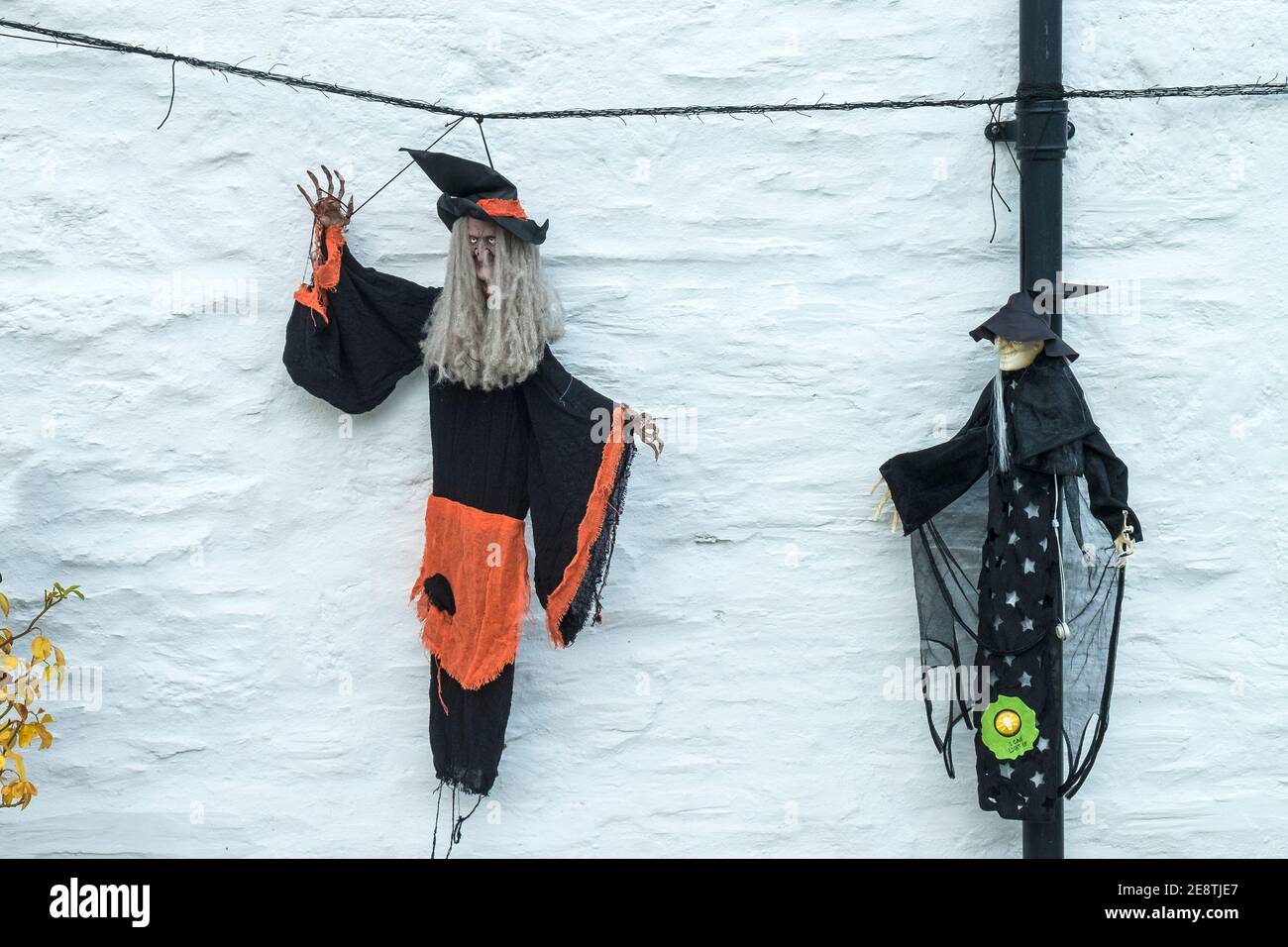 Hexen hängen an einer Wand für Halloween Feiern in Newquay in Cornwall. Stockfoto