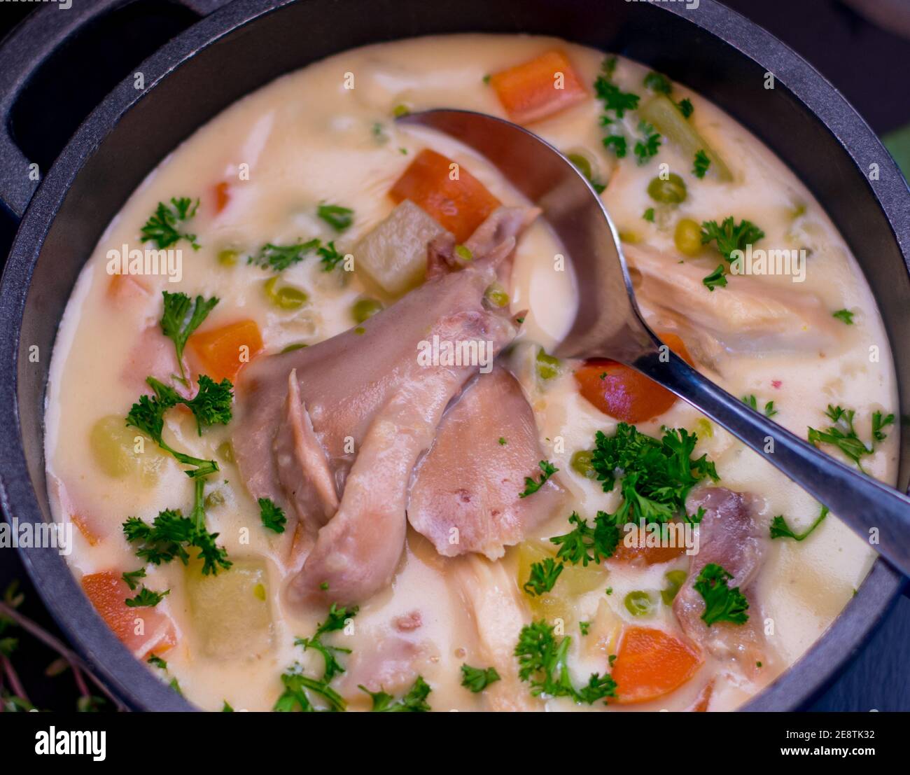 Frisch gekochte Hähnchensuppe in einem Topf aus Oben Stockfoto