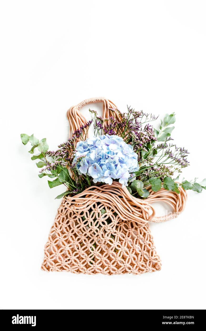 Schönes Bouquet von Hortensien in einer Schnur, Öko-Tasche auf weißem Hintergrund. Flach liegend, Draufsicht Stockfoto
