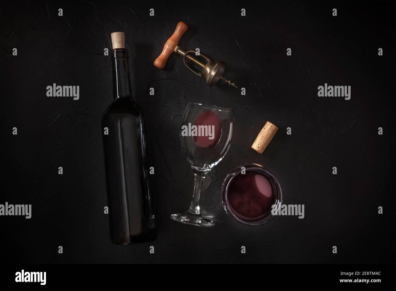 Weinprobe, Top-Shot auf schwarzem Hintergrund, mit einem Korken, einem Vintage-Korkenzieher, einer Flasche und zwei Gläsern Stockfoto