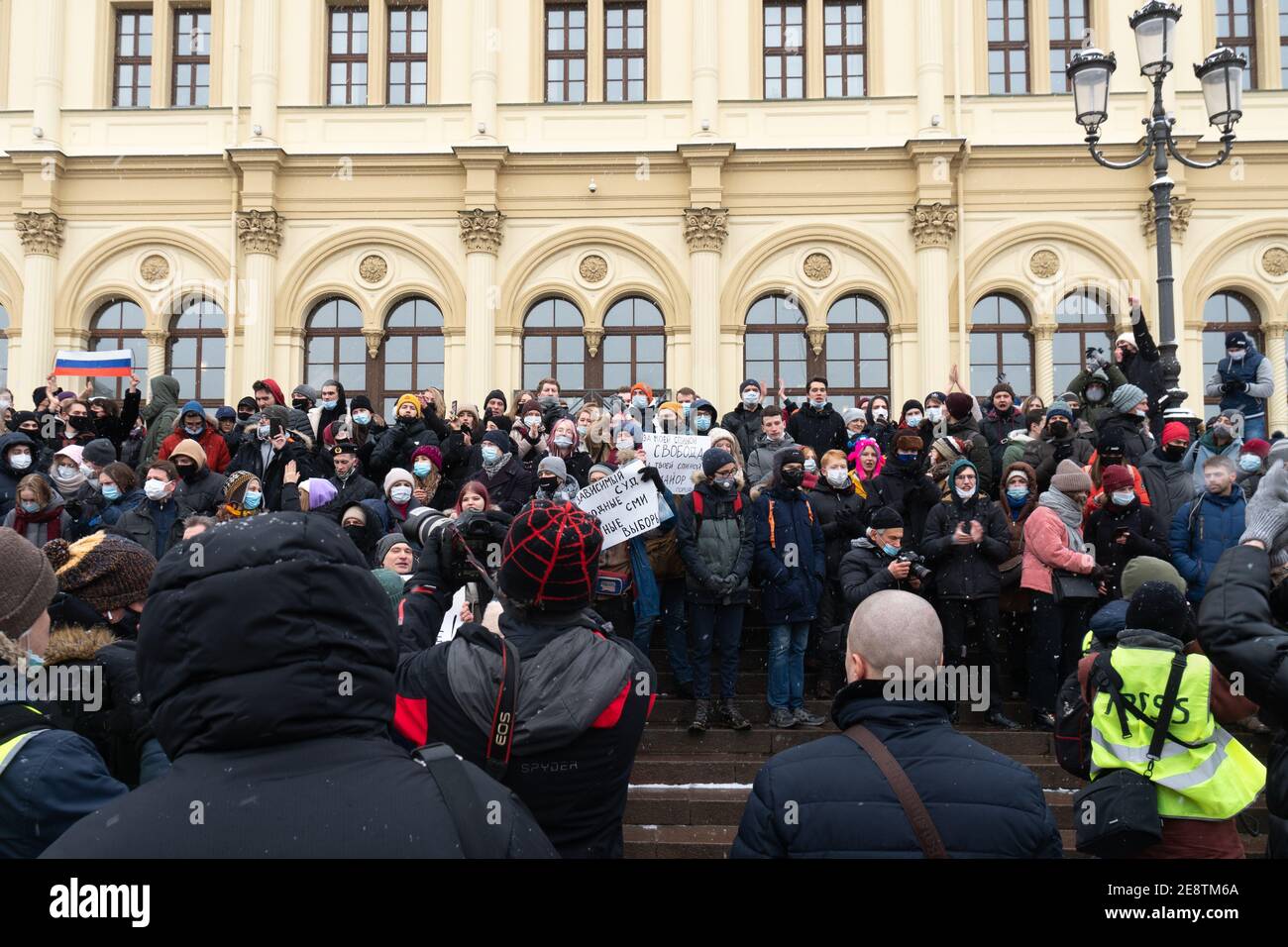 Moskau, RUSSLAND - 31. Januar 2021: Demonstranten mit handgeschriebenen Plakaten auf der politischen Kundgebung zur Unterstützung des verhafteten Oppositionsführers Alexej Nava Stockfoto