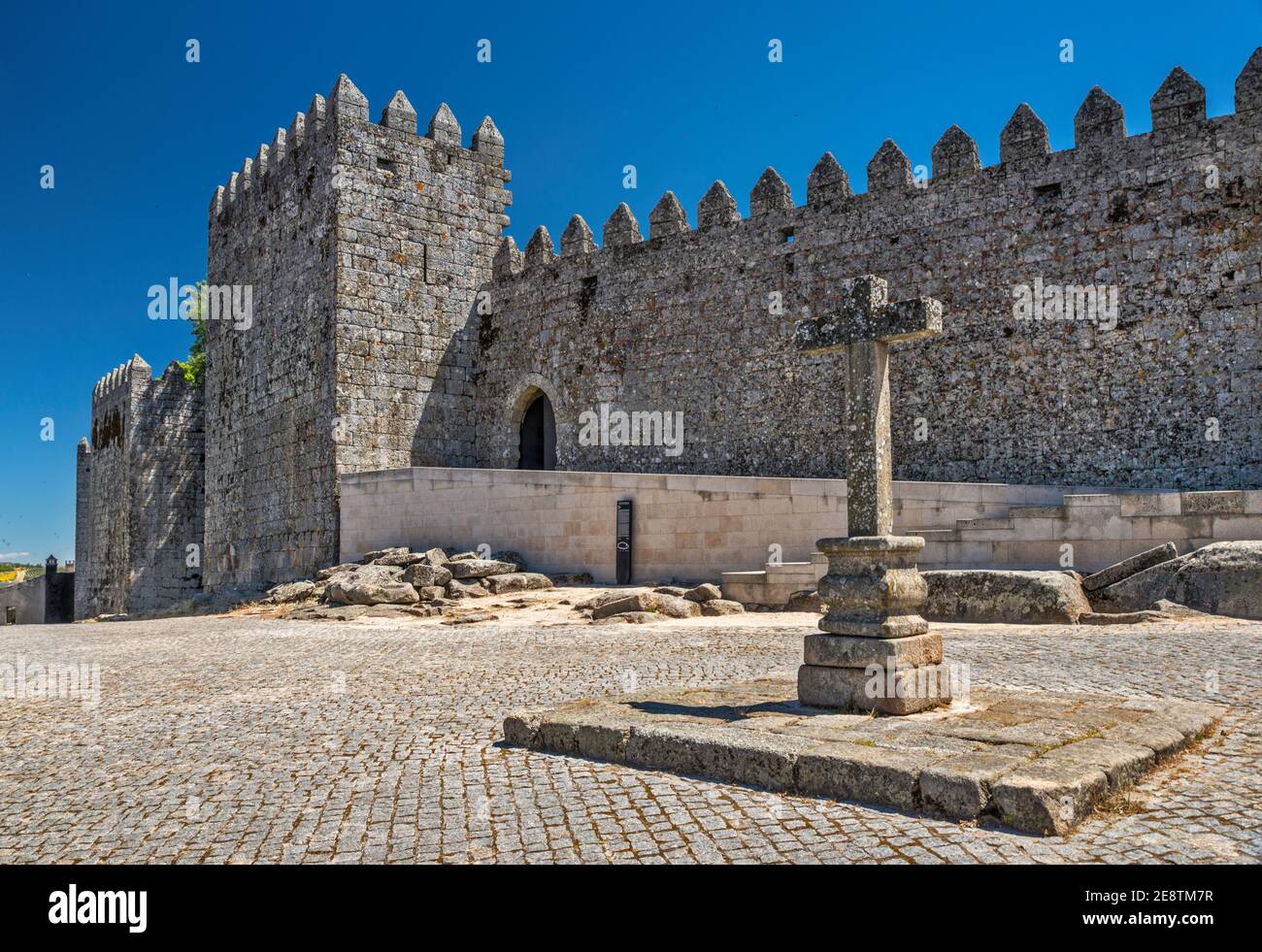 Zinnen-Mauern und Türme in Castelo, mittelalterliche Burg in Trancoso, Centro Region, Portugal Stockfoto