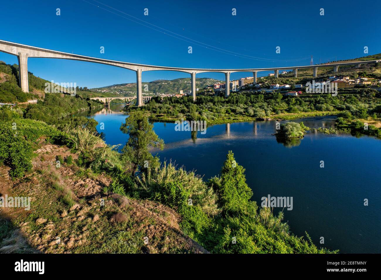 IP3 Autobahnbrücke über Rio Douro, in Vale do Douro, Alto Douro, in der Nähe von Peso da Regua, Region Norte, Portugal Stockfoto