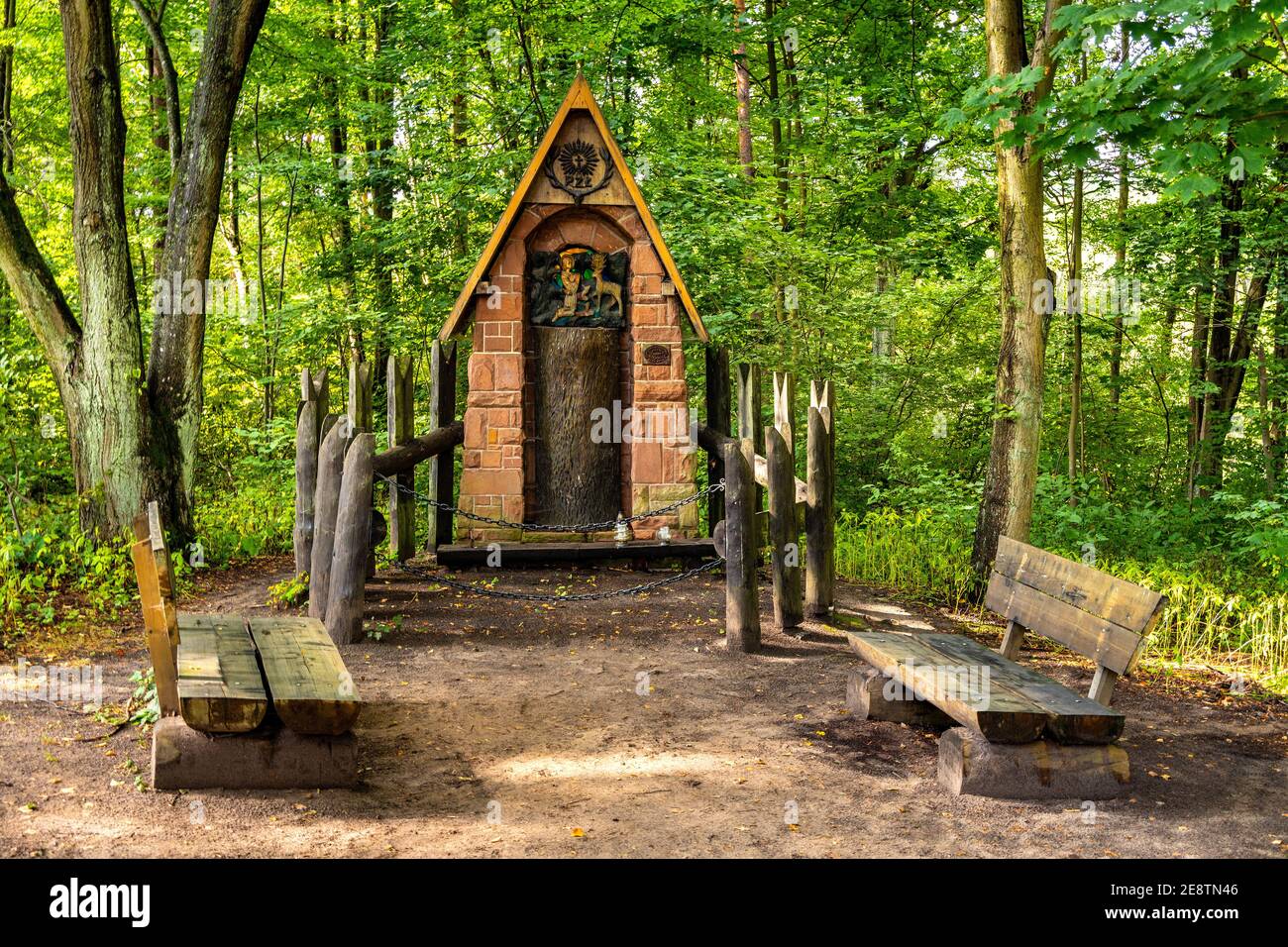 Sagnansk, Polen - 23. August 2020: Traditionelle hölzerne Schrein neben Bartek Eiche Naturdenkmal in Swietokrzyskie Mountains Dorf Sagnansk Stockfoto