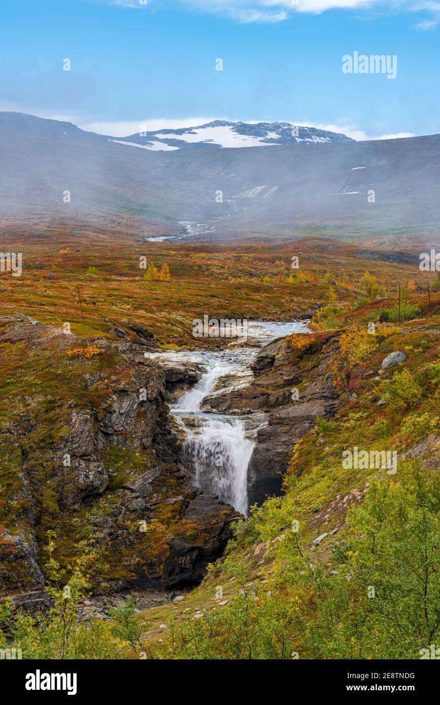 Blick von Björkliden entlang Rakkasjokka in der Herbstsaison mit schönen Farben und Berg im Hintergrund, Björkliden, Kiruna County, Schwedisch Lappland, Schweden Stockfoto