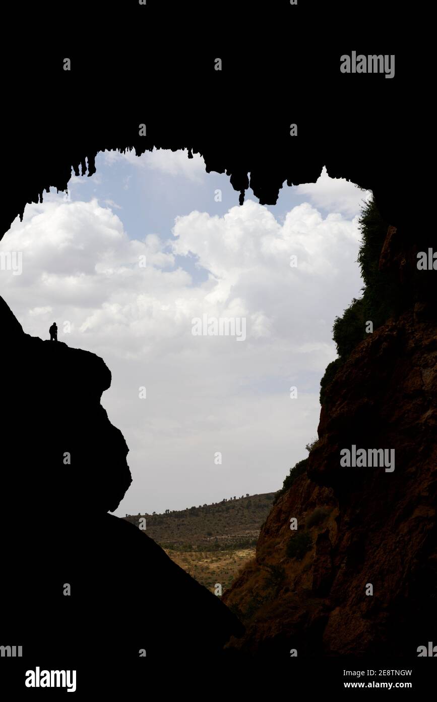 Pont naturel bei Demnate, Marokko. Dieser Blick zeigt eine grobe Ähnlichkeit mit der Form des afrikanischen Kontinents Stockfoto
