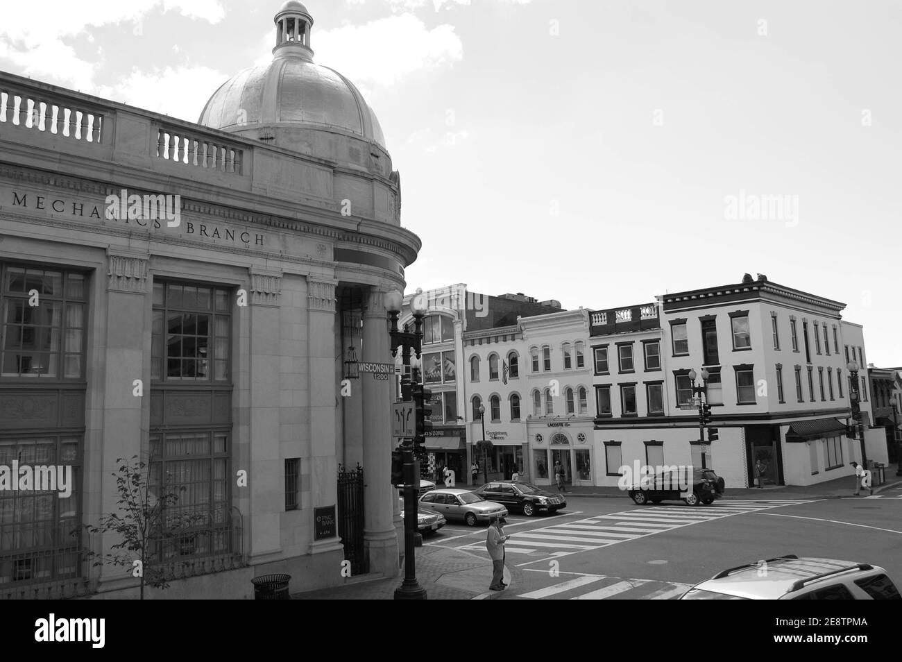 George Town Washington DC Bank Straßen Kuppel alte, berühmte historische Geschichte Gebäude im Kolonialstil Geschäfte Geschäfte Ampeln Säulenwagen überqueren Stockfoto