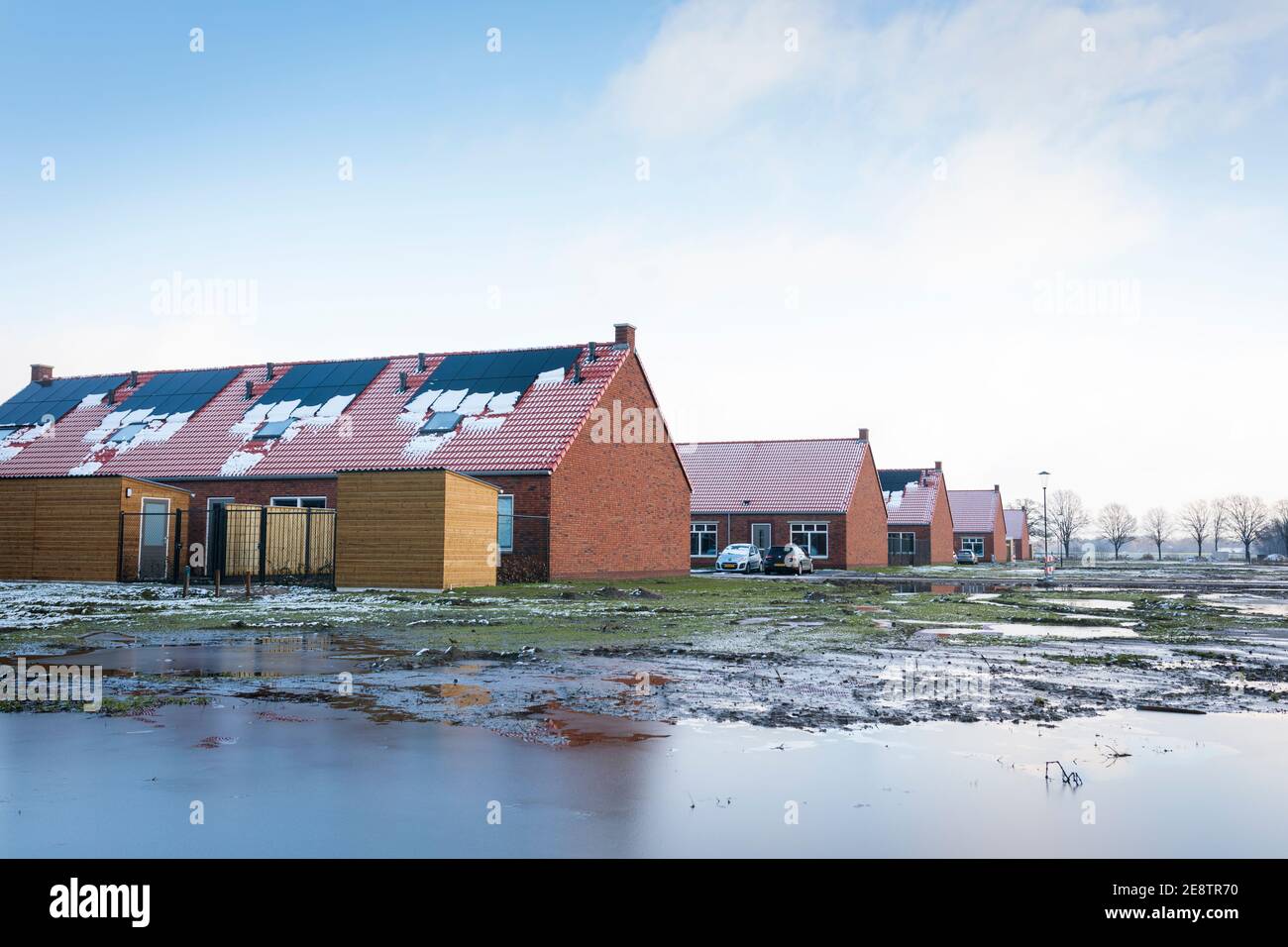 Nachhaltige Neubauten mit PV-Paneelen für sozialen Wohnungsbau In den Niederlanden Stockfoto