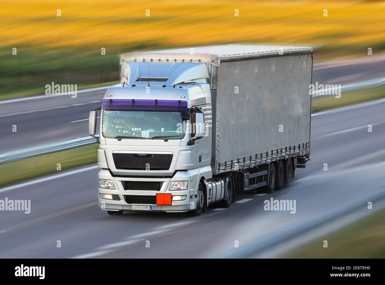 Turck auf der Autobahn - Güterverkehr Stockfoto