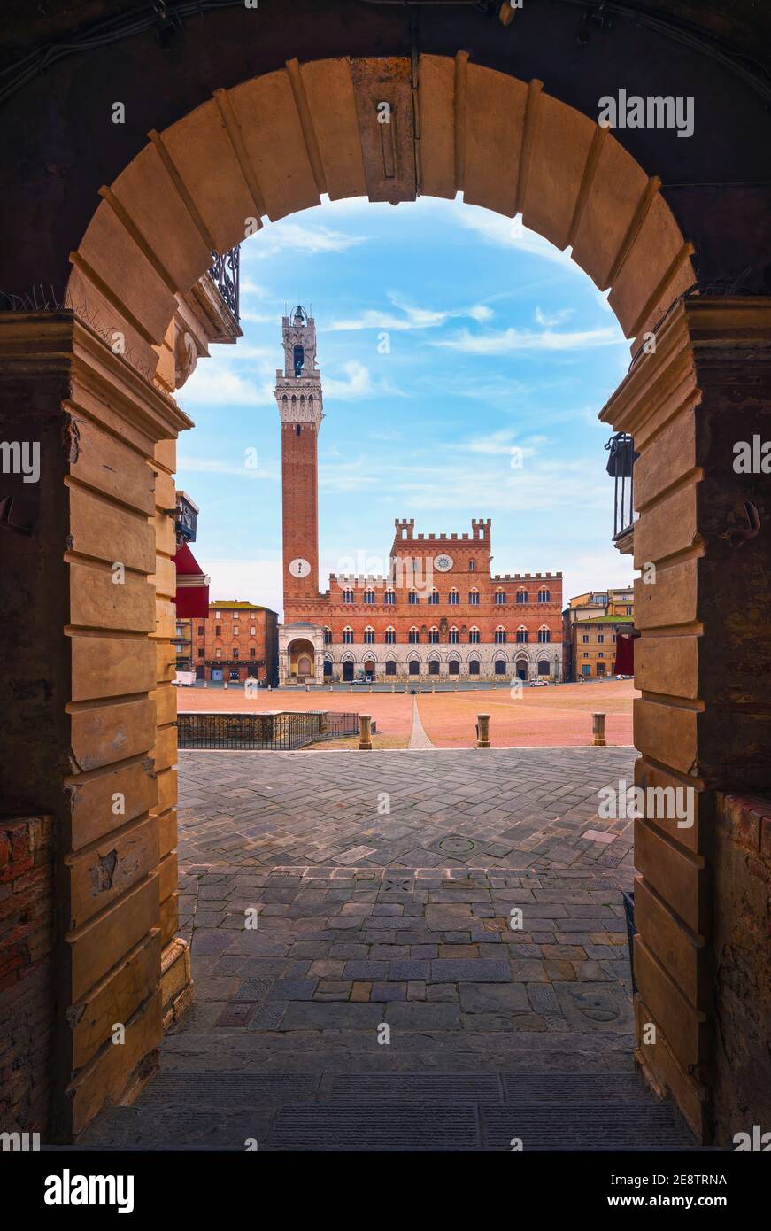 Siena, Piazza del Campo, Torre del Mangia Turm und Palazzo Pubblico Gebäude. Bogen als Rahmen. Toskana, Italien. Stockfoto