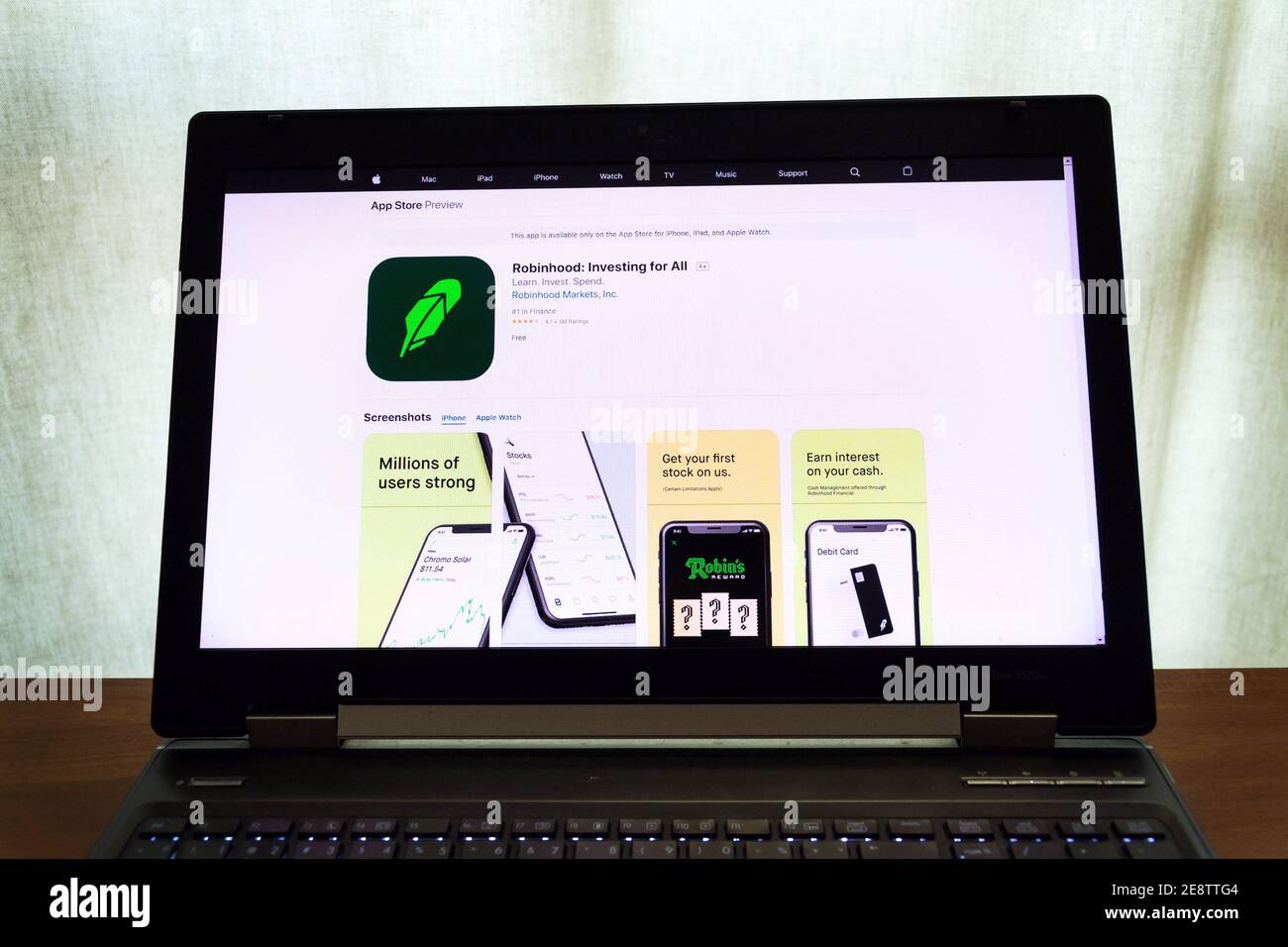 Die digitale Investment-App Robinhood auf der Internetseite des Apples App Store auf dem Computerbildschirm am 1. Februar 2021 in Prag, Tschechische Republik. Stockfoto