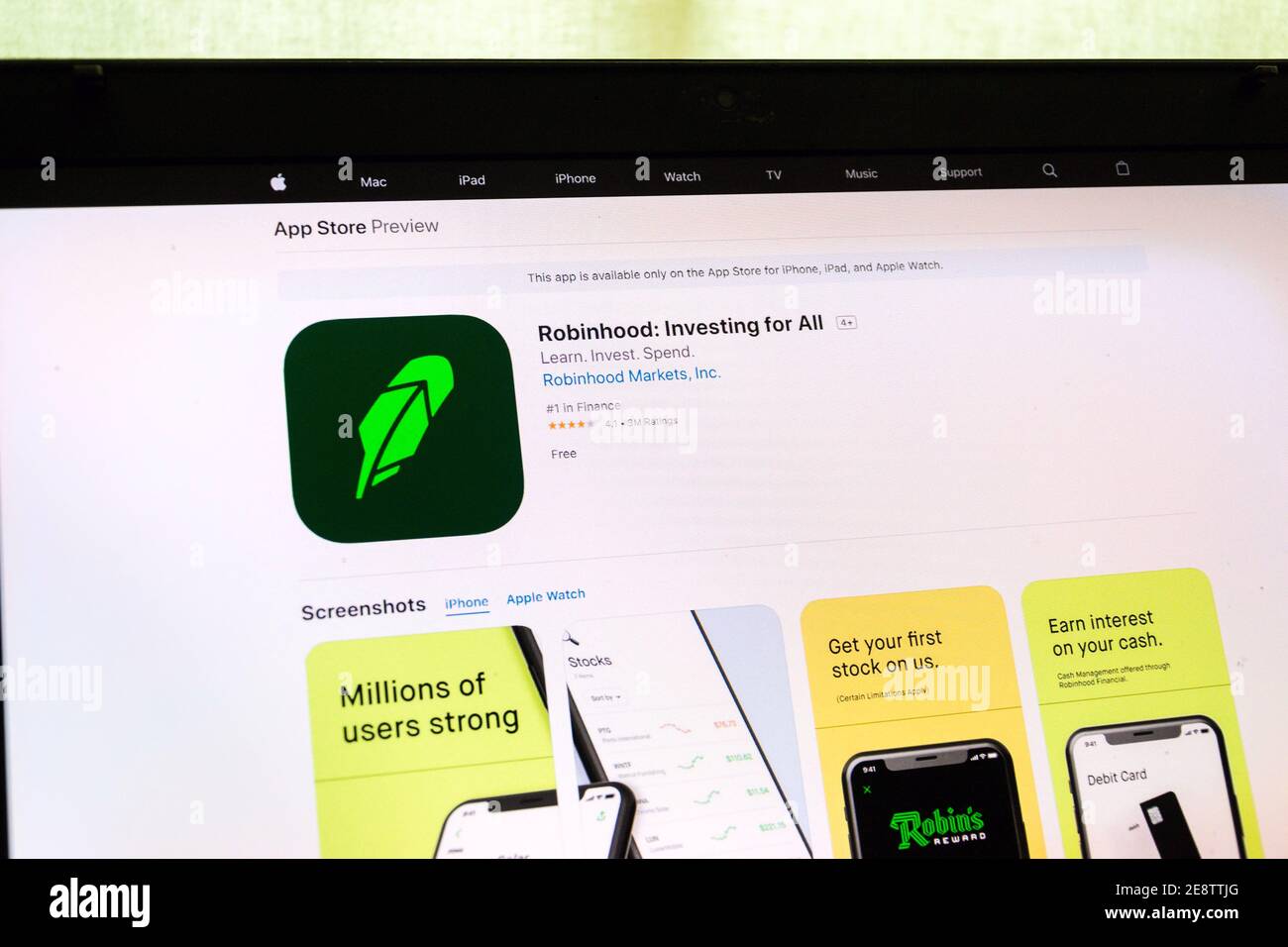 Die digitale Investment-App Robinhood auf der Internetseite des Apples App Store auf dem Computerbildschirm am 1. Februar 2021 in Prag, Tschechische Republik. Stockfoto