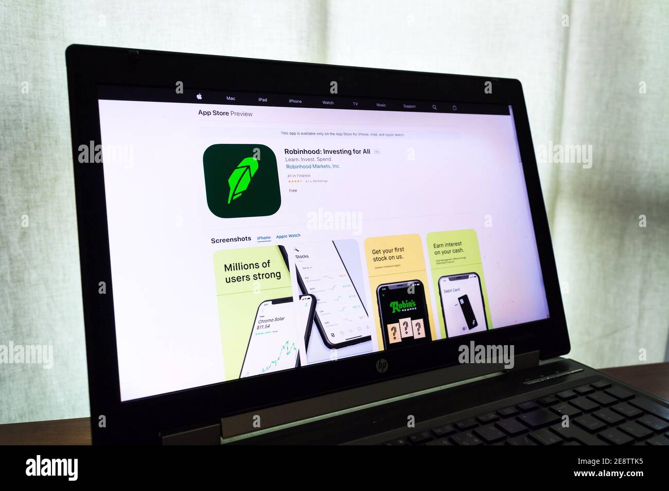 Die digitale Investment-App Robinhood auf der Internetseite des Apples App Store auf dem Computerbildschirm am 1. Februar 2021 in Prag, Tschechische Republik. Stockfoto