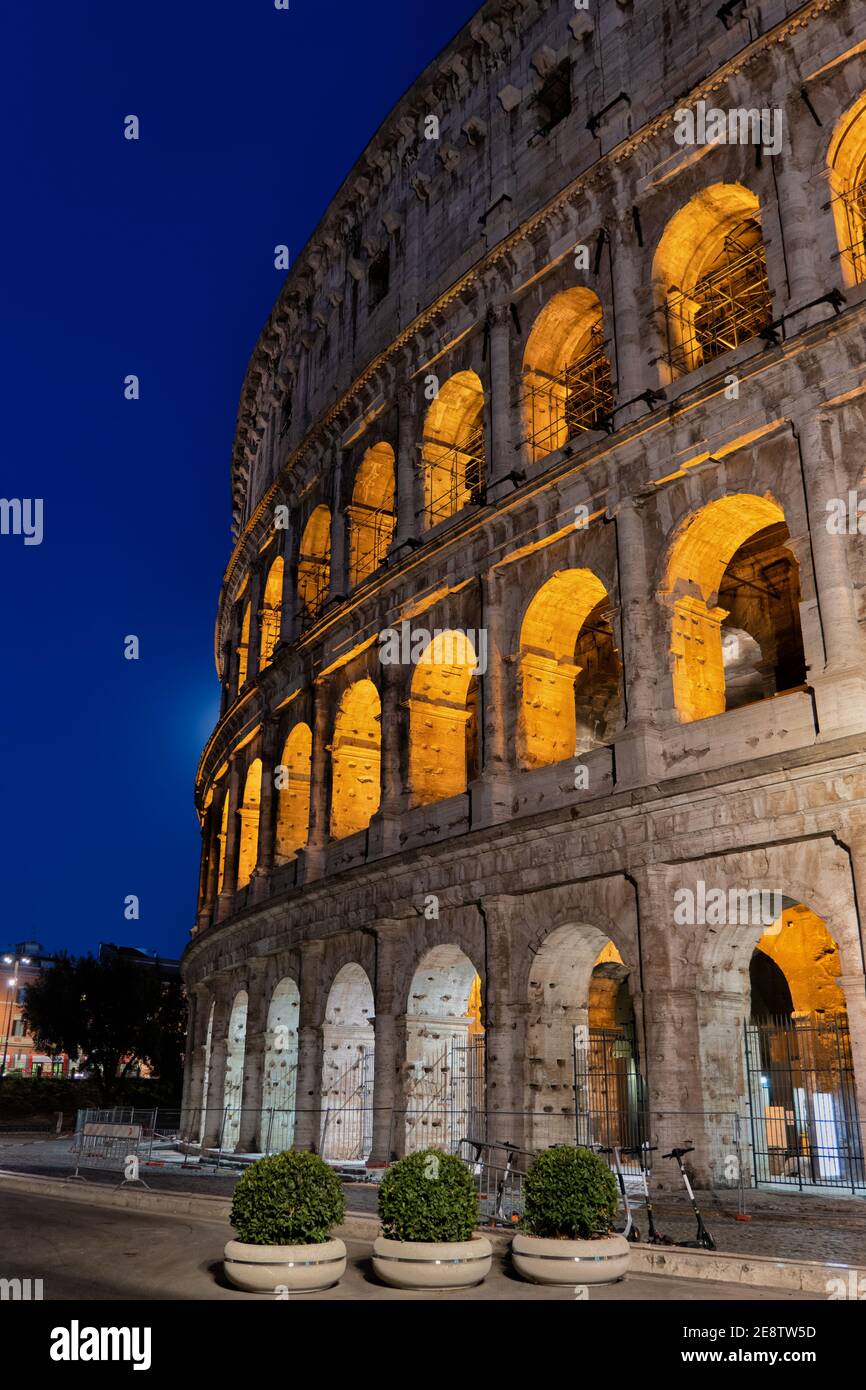 Das Kolosseum bei Nacht in Rom, Italien, altes Flavian Amphitheater und Gladiatorenstadion, Wahrzeichen der Stadt Stockfoto