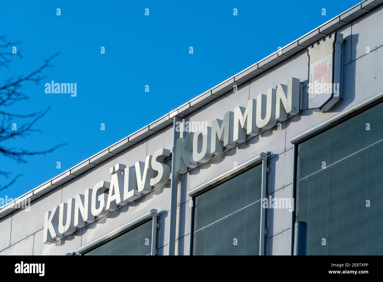 Das Logo und das Rathaus oder das Hauptquartier des Kungalv County Stockfoto