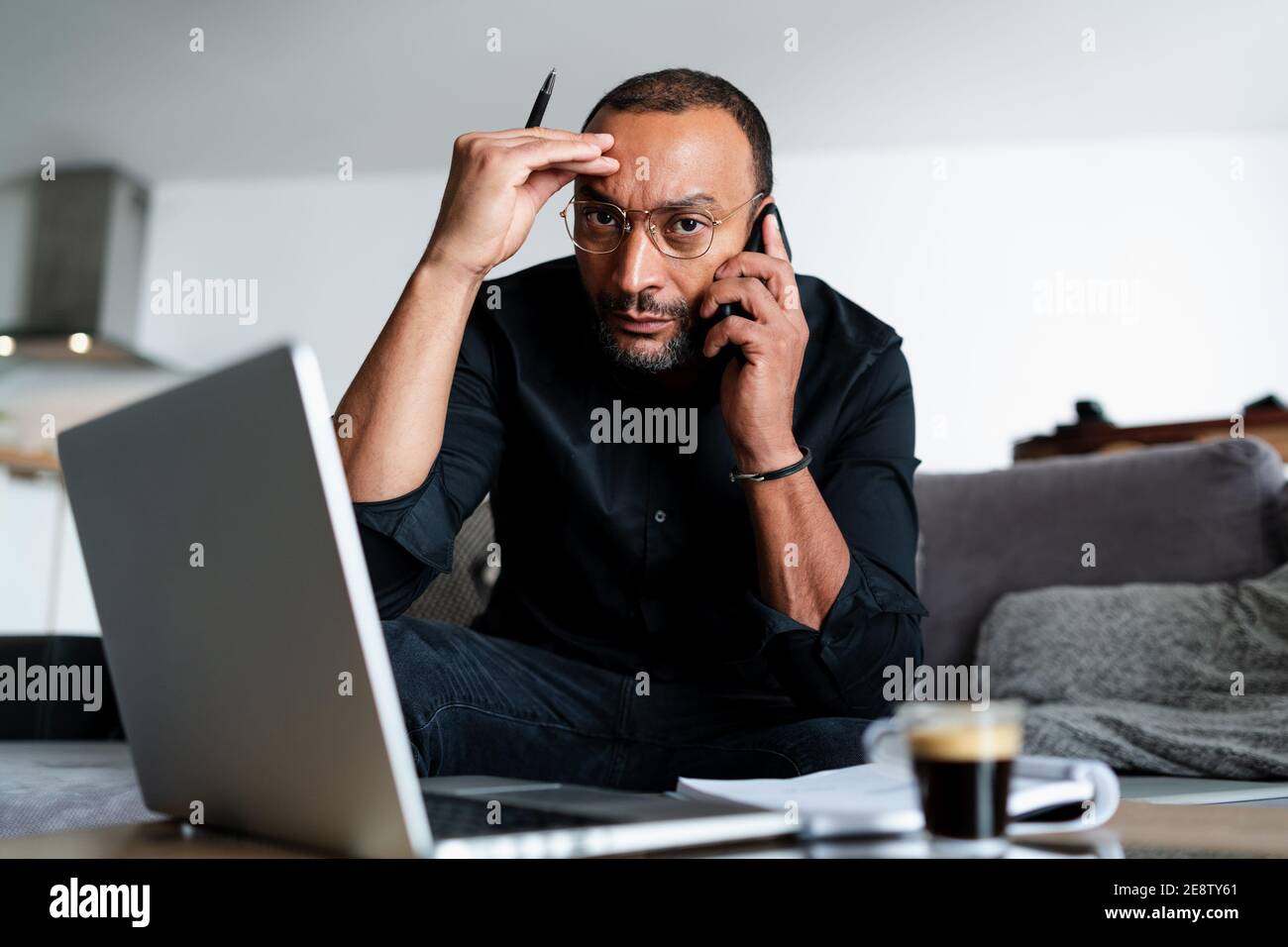 Verzweifelter Unternehmer mit Problemen aufgrund der Virus-Pandemie konfrontiert Stockfoto