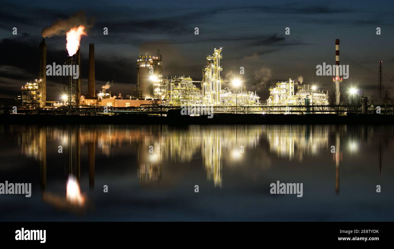 Werk mit Luftverschmutzung, Ölindustrie Stockfoto