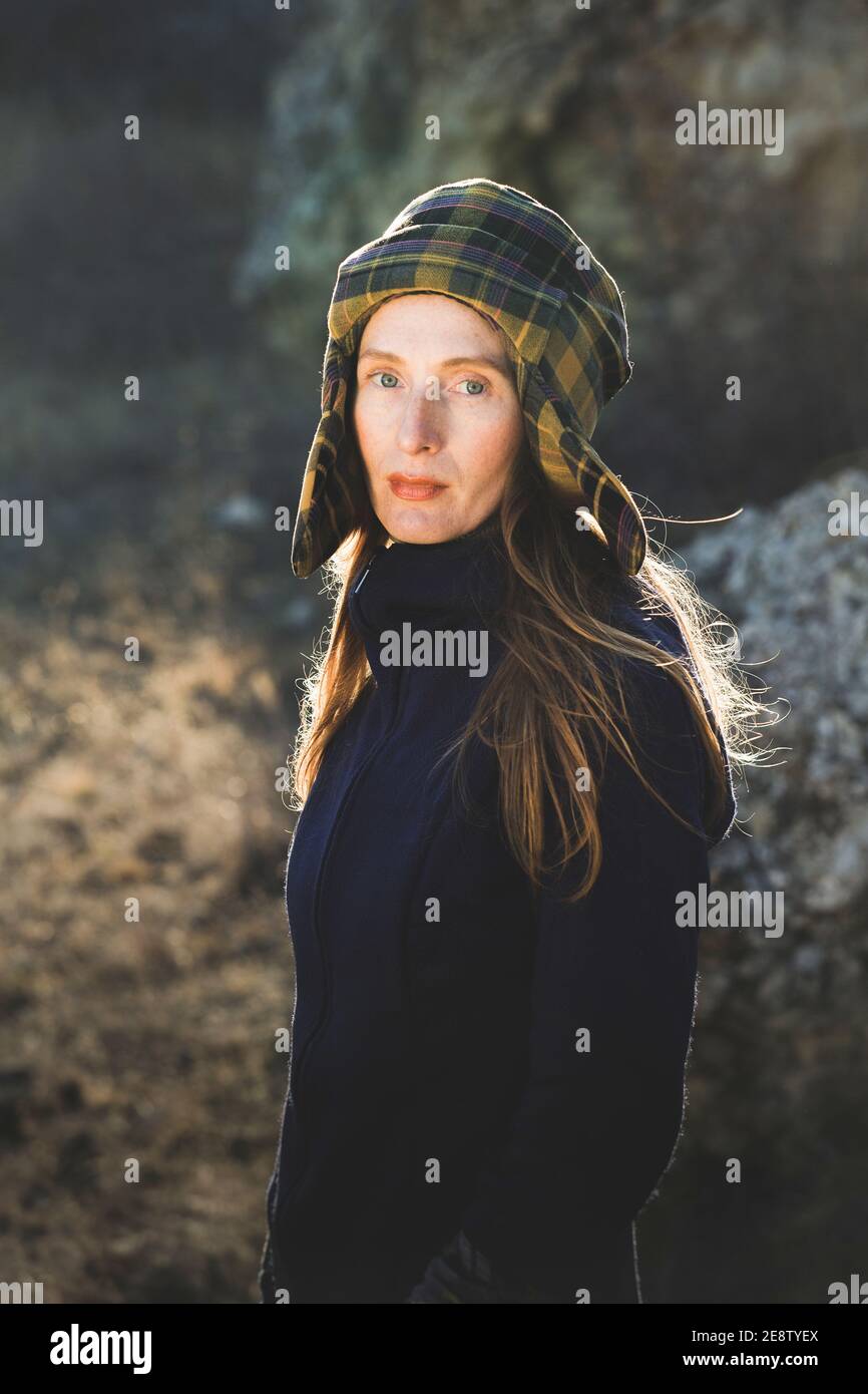 Das Gesicht der Frau ein sonniger kalter Tag im Freien. Hipster-Look. Schönes Gesicht Stockfoto