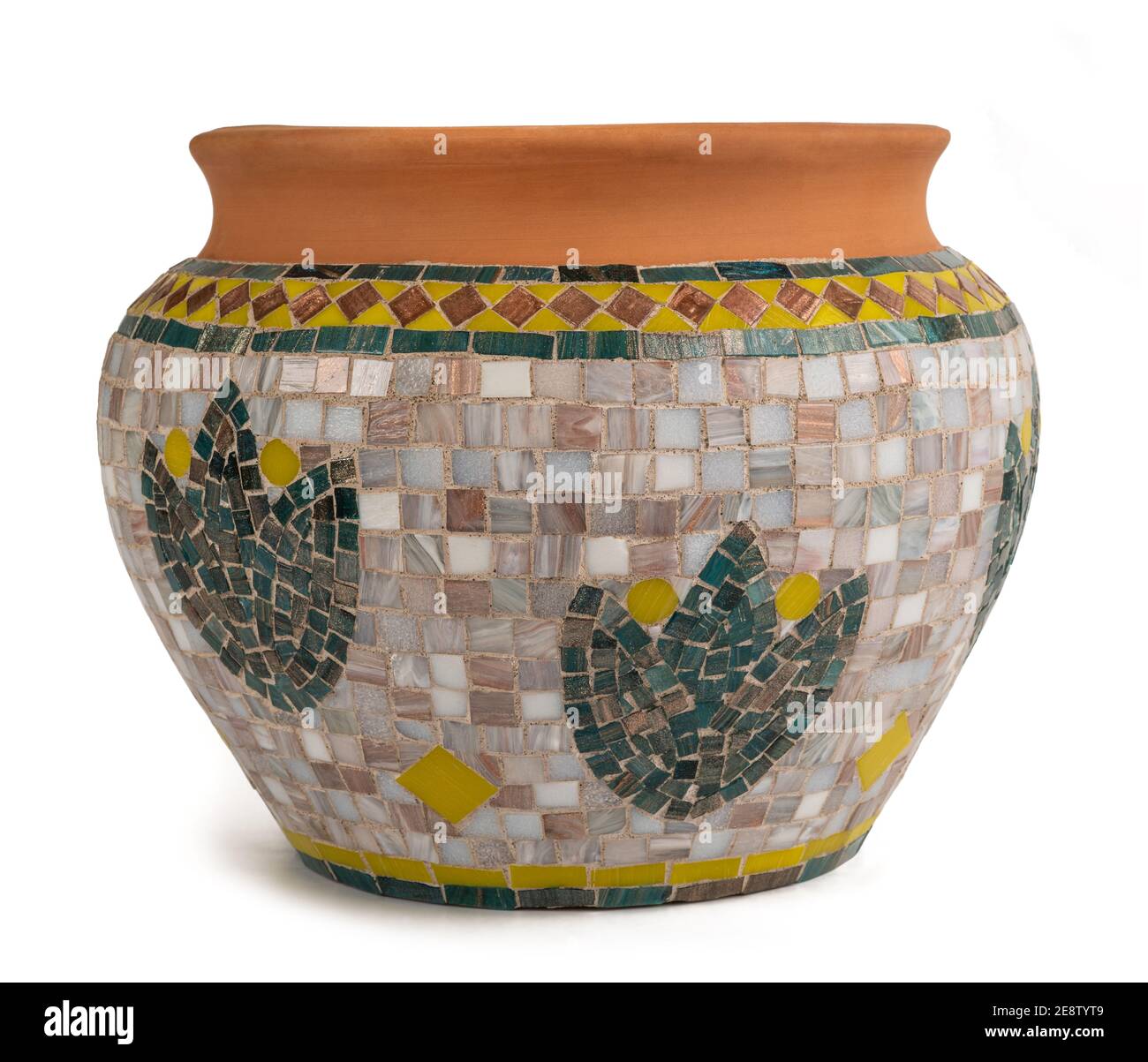 Vase mit Mosaikfliesen isoliert auf weiß bedeckt Stockfoto