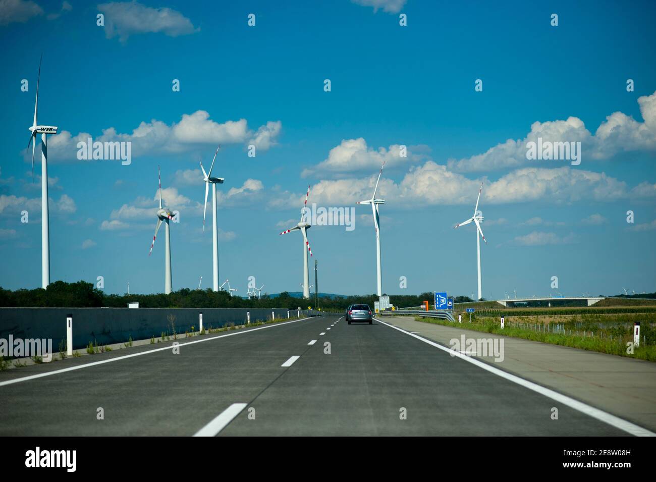 Windkraftanlagen in der Nähe der Autobahn a4 ostautobahn im unteren Bereich österreich Stockfoto