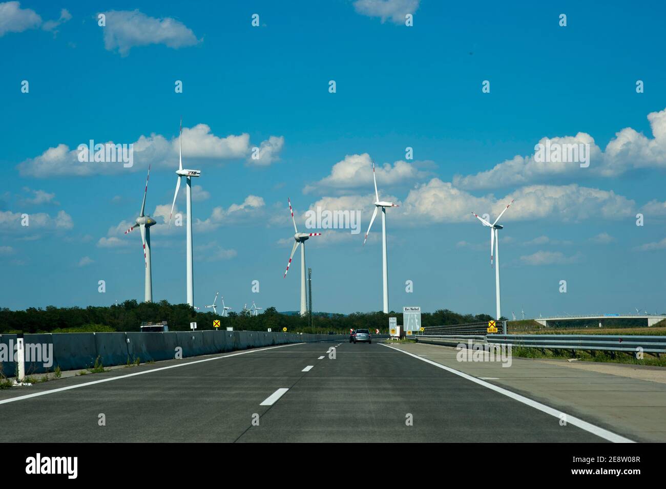 Windkraftanlagen in der Nähe der Autobahn a4 ostautobahn im unteren Bereich österreich Stockfoto