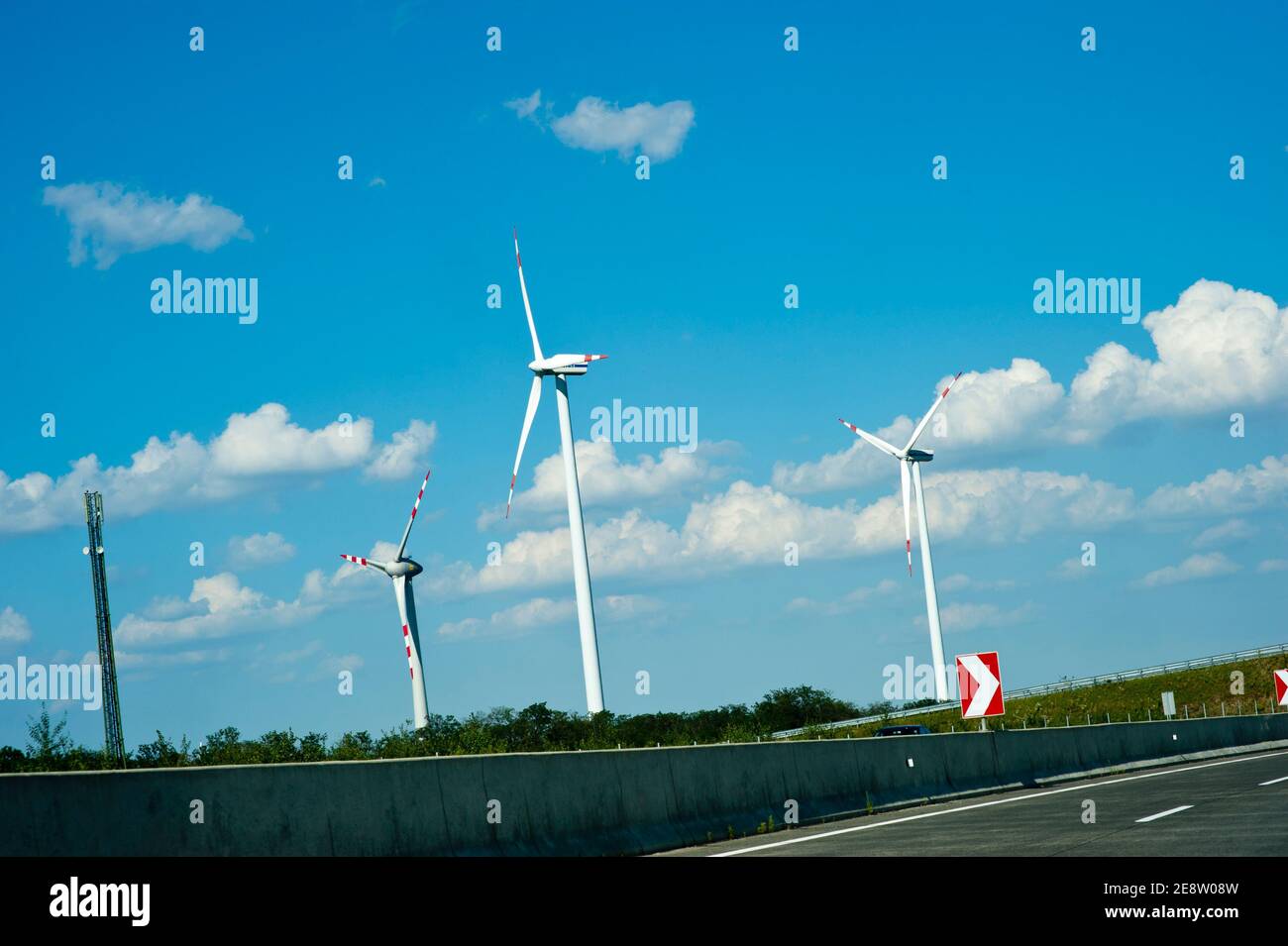 Windkraftanlagen in der Nähe der Autobahn a4 ostautobahn im unteren Bereich österreich Stockfoto