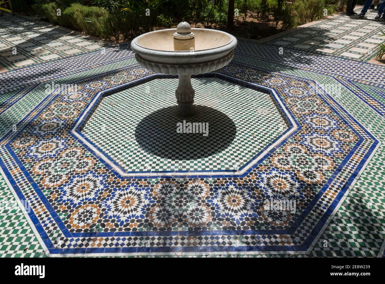 Brunnen und schöner Mosaikboden in einem der Gärten des Bahia Palace in Marrakesch, Marokko. Stockfoto