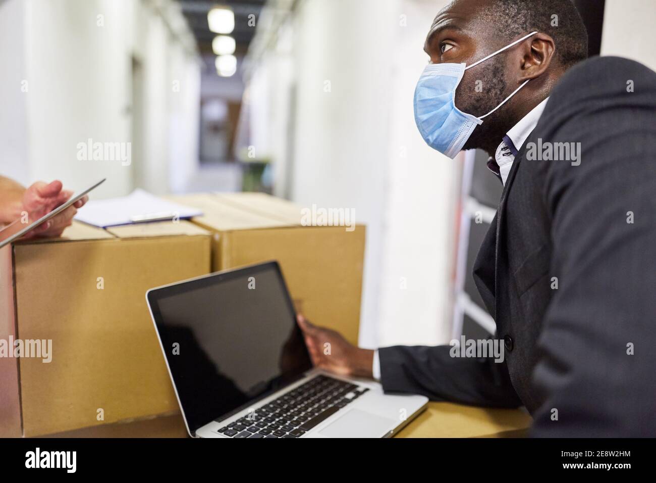Afrikanischer Geschäftsmann mit Laptop-Computer in Mail bestellen in online Unternehmen Stockfoto