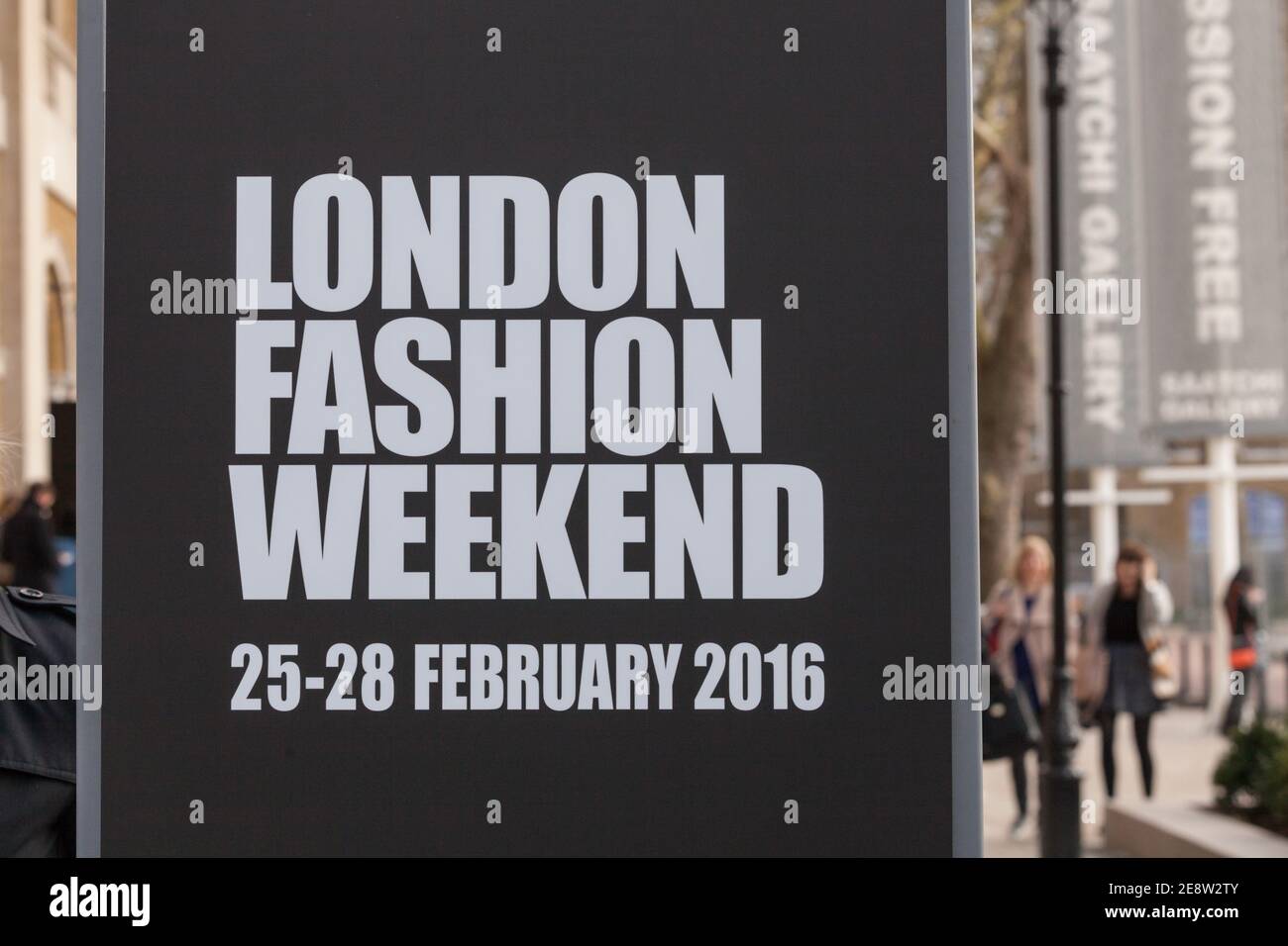 Models auf dem Laufsteg auf der London Fashion Weekend Fashion Show, Saatchi Gallery, London, UK Stockfoto