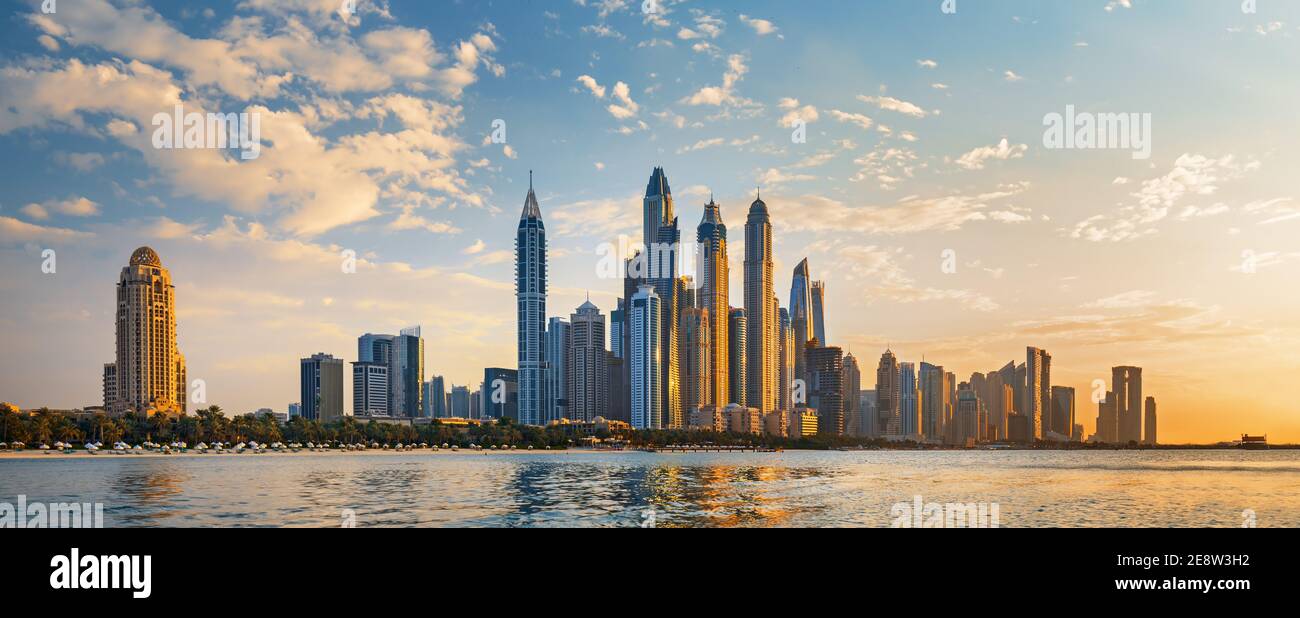 Blick auf die luxuriösen Wolkenkratzer des Dubai Marina von der von Palm geschaffenen Insel in Dubai, Vereinigte Arabische Emirate Stockfoto