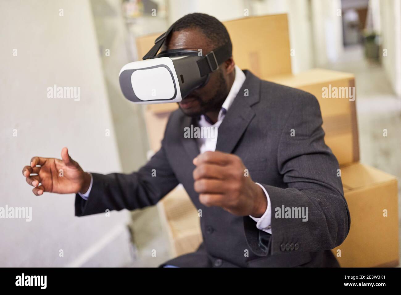 Unternehmer in einer Fabrik mit VR-Brille zu simulieren Virtuelle Arbeitswelt Stockfoto