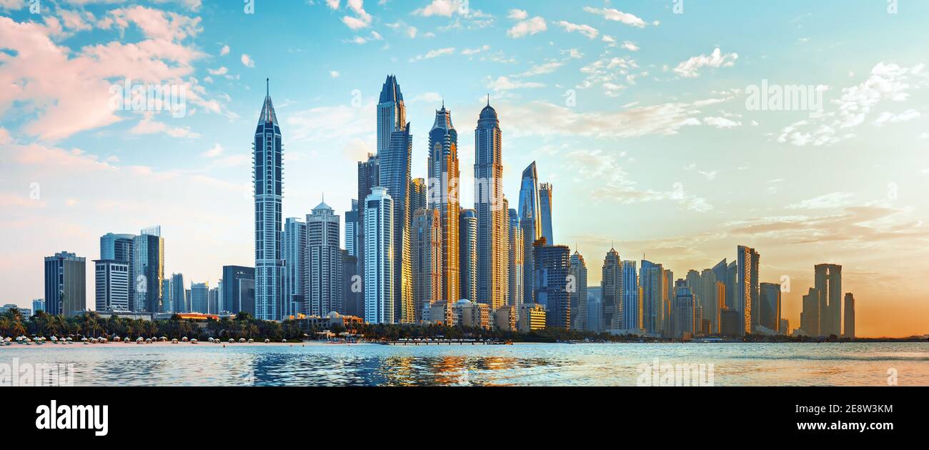 Blick auf die luxuriösen Wolkenkratzer des Dubai Marina von der von Palm geschaffenen Insel in Dubai, Vereinigte Arabische Emirate Stockfoto