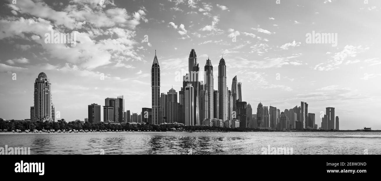 Blick auf die luxuriösen Wolkenkratzer des Dubai Marina von der von Palm geschaffenen Insel in Dubai, Vereinigte Arabische Emirate Stockfoto