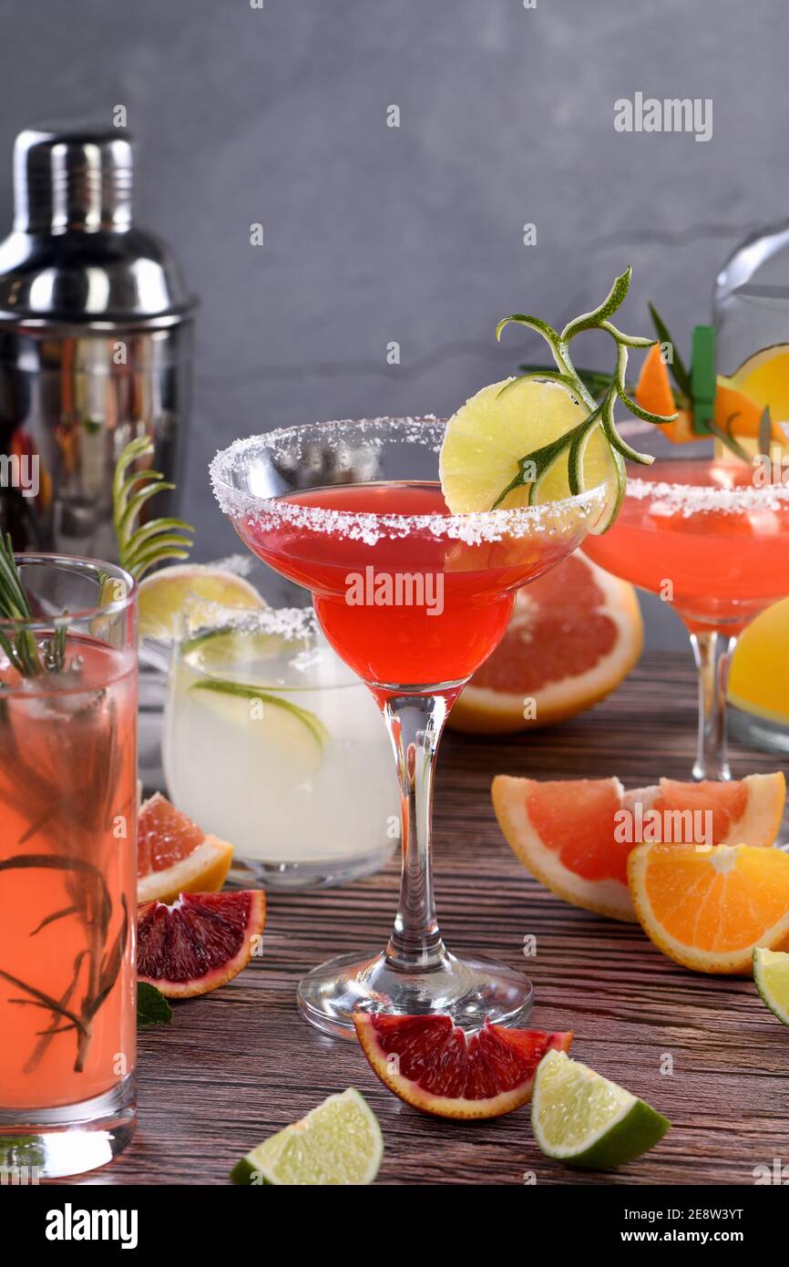 Getränke und Cocktails mit verschiedenen Zitrusfrüchten auf Tequila-Basis Stockfoto