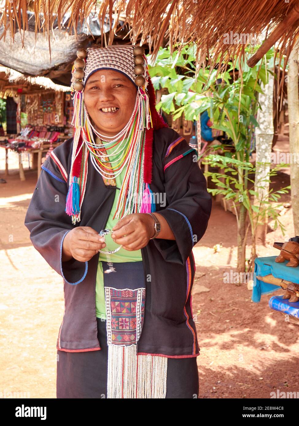 Ein Porträt einer lachenden Akha Hill Tribe Frau in Ihr unverkennbares Kleid Stockfoto