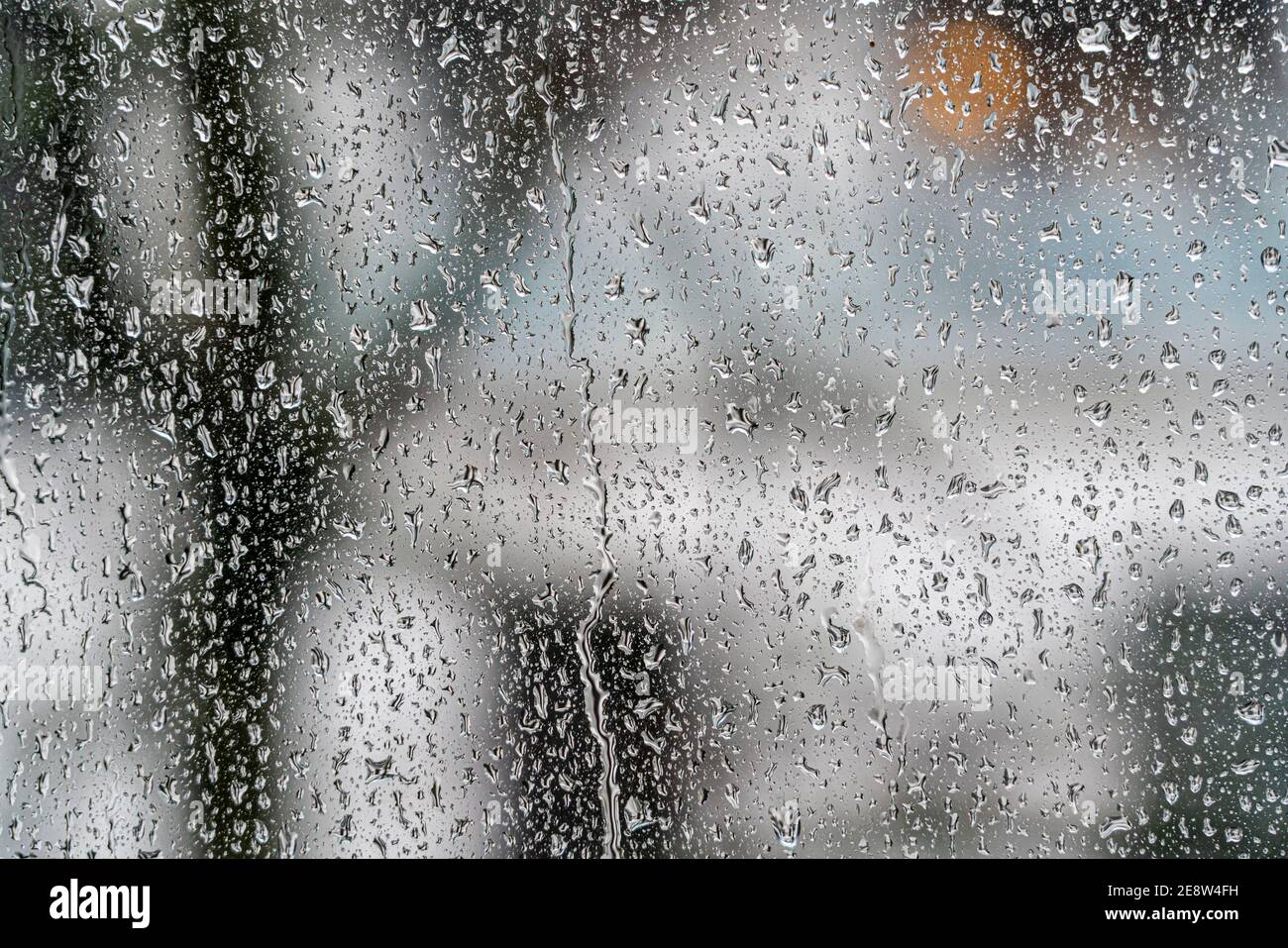 Regnerisches Wetter, Regentropfen auf einer Fensterscheibe, Stockfoto
