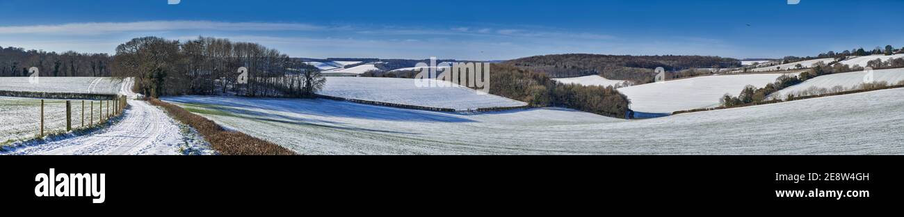 Panoramabild der verschneiten Straße im Winter auf dem Land Zeit in den Chilterns, England Stockfoto