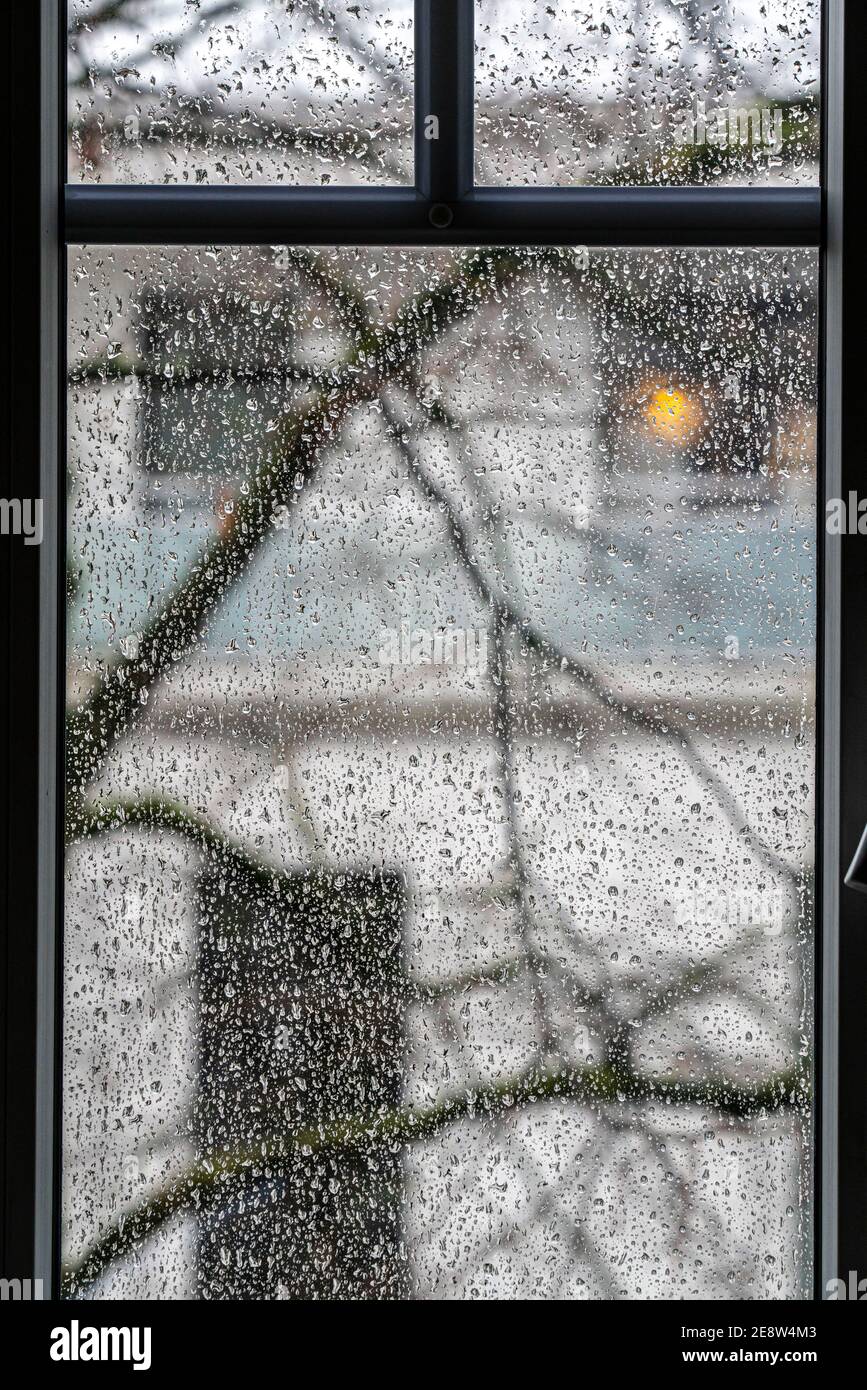 Regnerisches Wetter, Regentropfen auf einer Fensterscheibe, Stockfoto