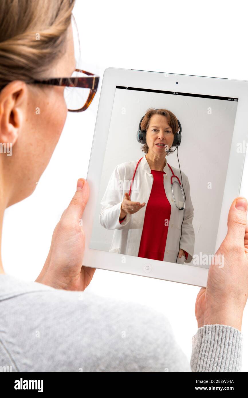 Symbolisches Bild der Telemedizin, Patient spricht mit einem Arzt in einer Videokonferenz, von zu Hause, Stockfoto