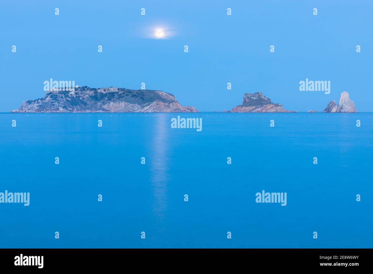 Mondaufgang über Medes-Inseln (Illes Medes). La Gola del Ter, Torroella de Montgrí - L'Estartit, Baix Empordà, Girona, Katalonien, Spanien, Südeuropa Stockfoto