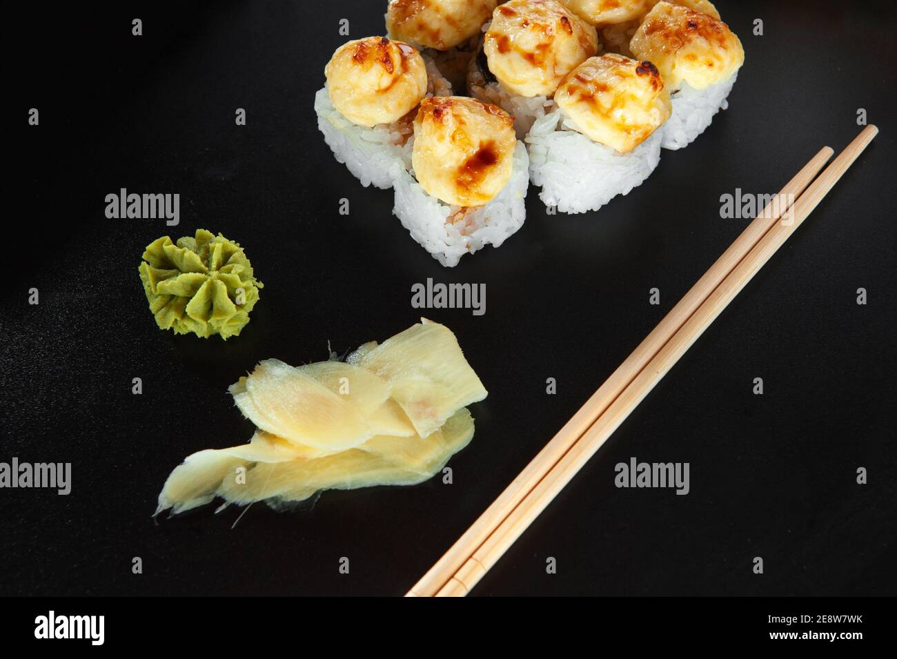 Gebackene heiße Sushi-Brötchen auf dunklem Hintergrund. Hot frittierte Sushi Roll Sushi-Menü. Japanisches Essen. Sehr hochauflösendes Bild Stockfoto